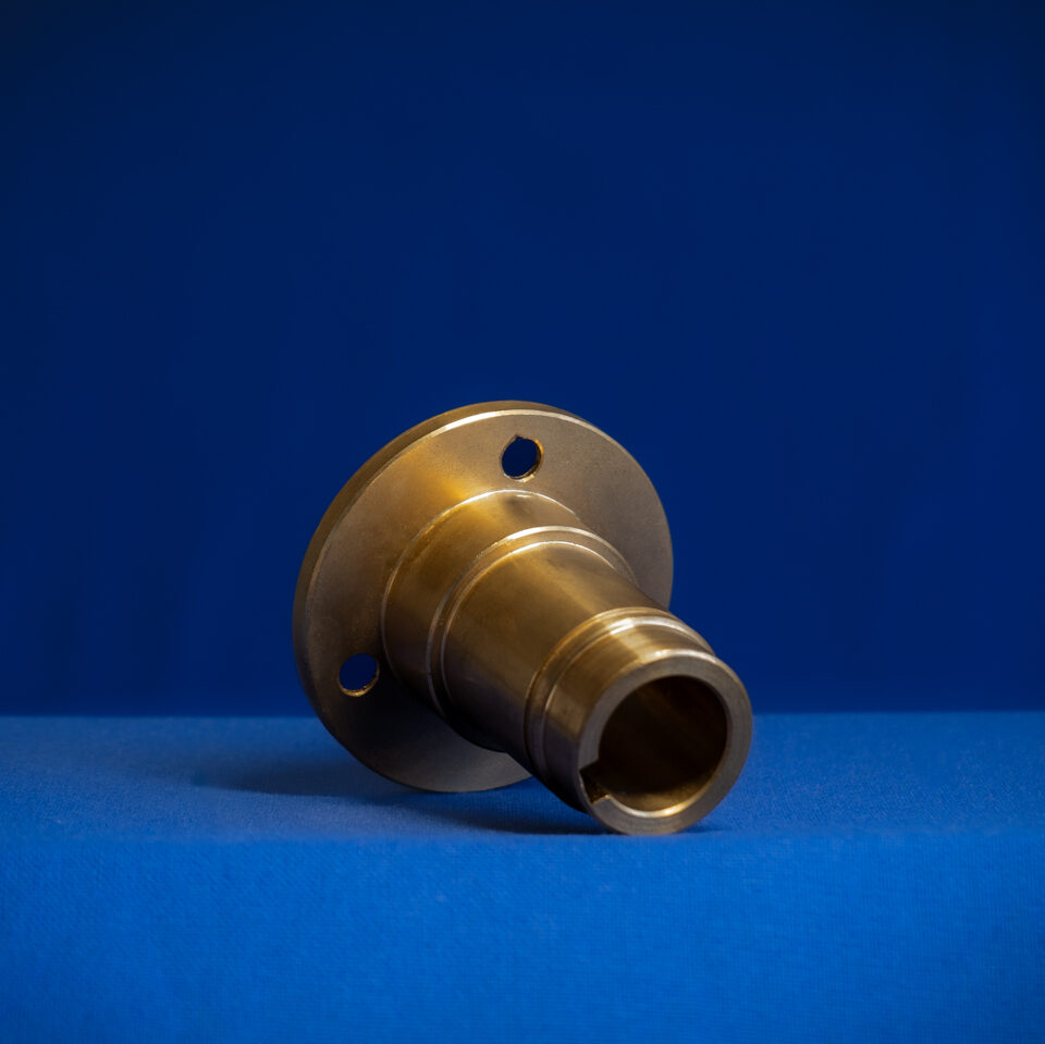 Pezzo cilindrico di alta precisione prodotto con tornitura CNC presso comi